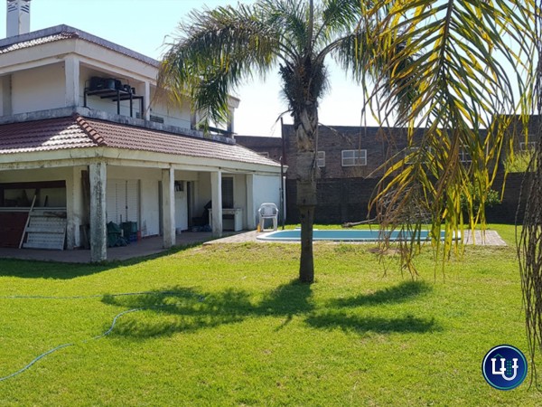 Casa amplia con jardín y pileta