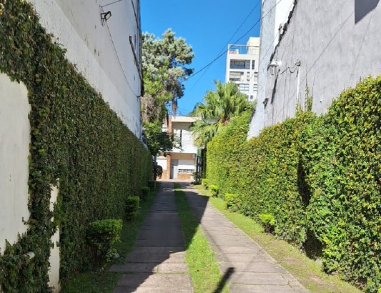 Casa interna con cochera en zona parque!