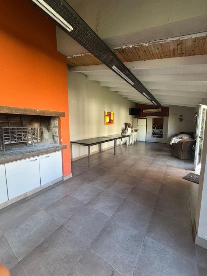 VENTA DE IMPORTANTE CASA EN ZONA CENTRO PARQUE