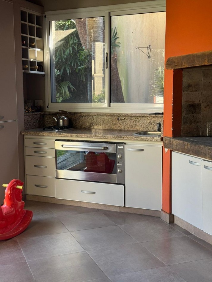 VENTA DE IMPORTANTE CASA EN ZONA CENTRO PARQUE