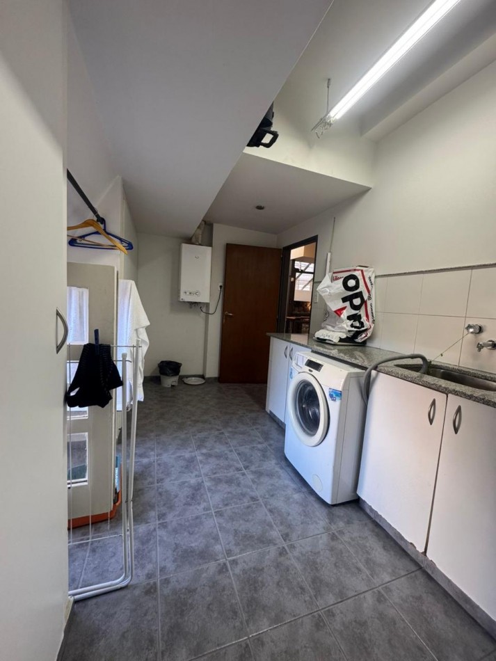 VENTA DE IMPORTANTE CASA EN ZONA CENTRO PARQUE