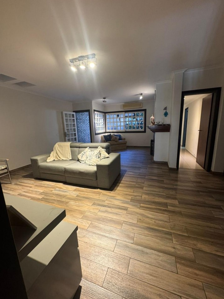 VENTA DE IMPORTANTE CASA EN ZONA CENTRO PARQUE