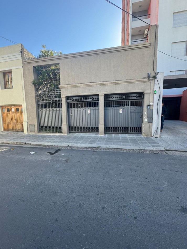 VENTA DE IMPORTANTE CASA EN ZONA CENTRO PARQUE