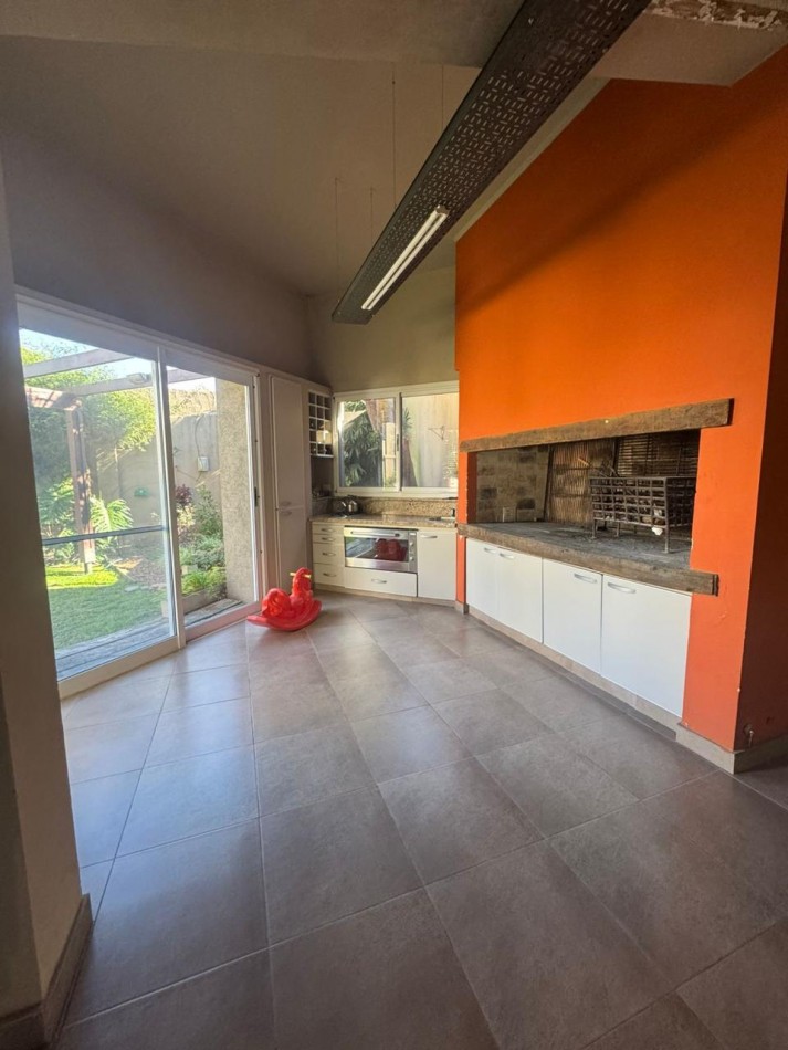 VENTA DE IMPORTANTE CASA EN ZONA CENTRO PARQUE