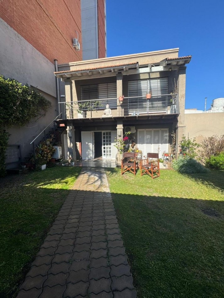 VENTA DE IMPORTANTE CASA EN ZONA CENTRO PARQUE