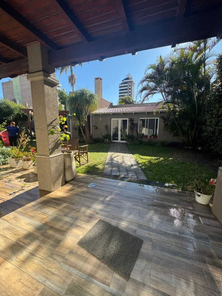 VENTA DE IMPORTANTE CASA EN ZONA CENTRO PARQUE