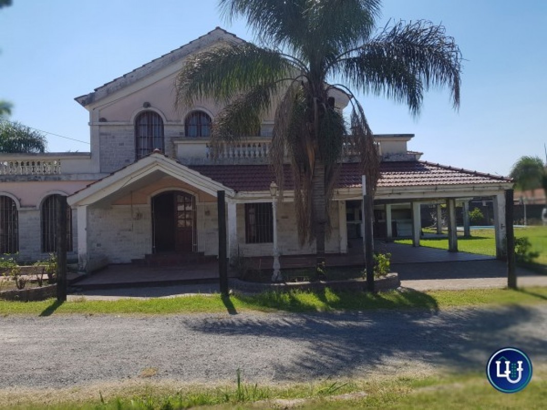 Casa amplia con jardín y pileta