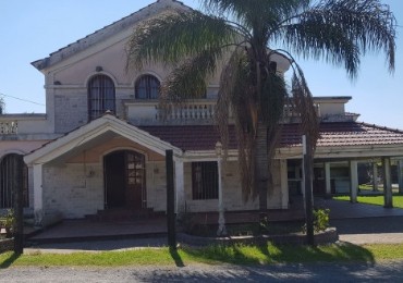 Casa amplia con jardín y pileta